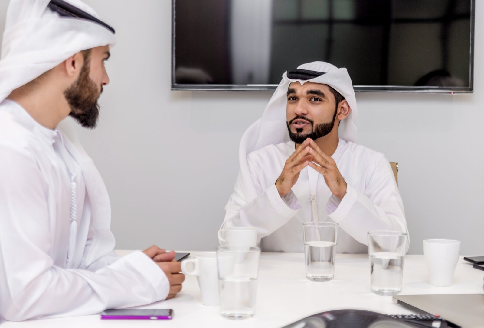خطوات تعقيب جوازات الإقامة وتأشيرات العمل